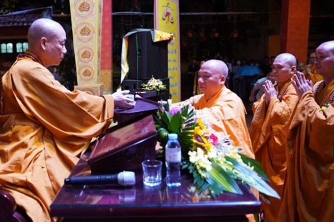 Hà Nội: Xúc động với đêm hội hoa hồng cài áo trong lễ vu lan 